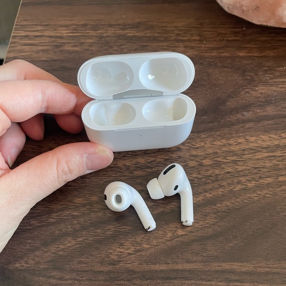 AirPod pro - Picture 2 of 2